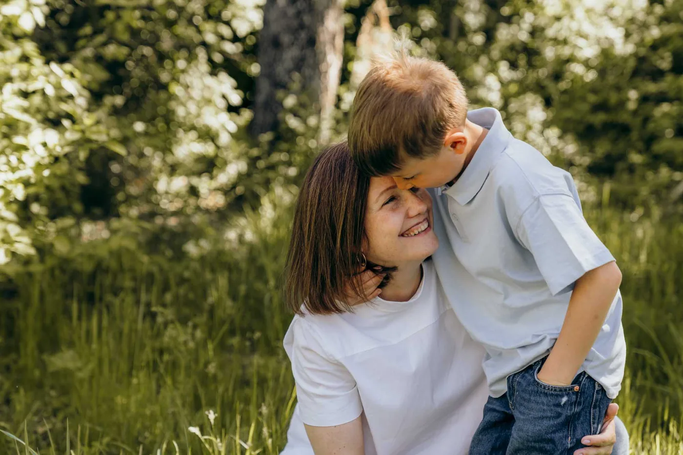 Familienfotos München – Mutter mit Sohn im Sommer