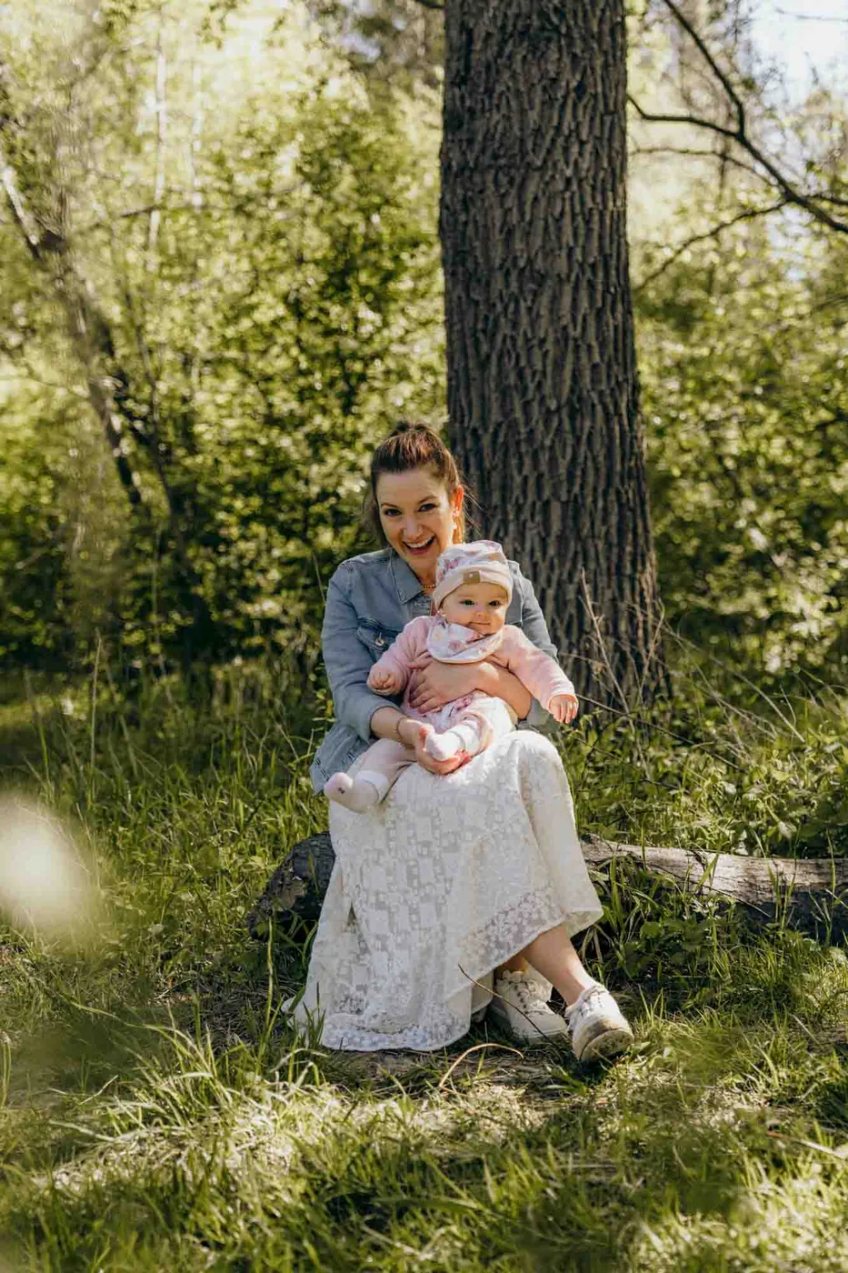 Familienfotos München – Mutter mit Baby im Wald