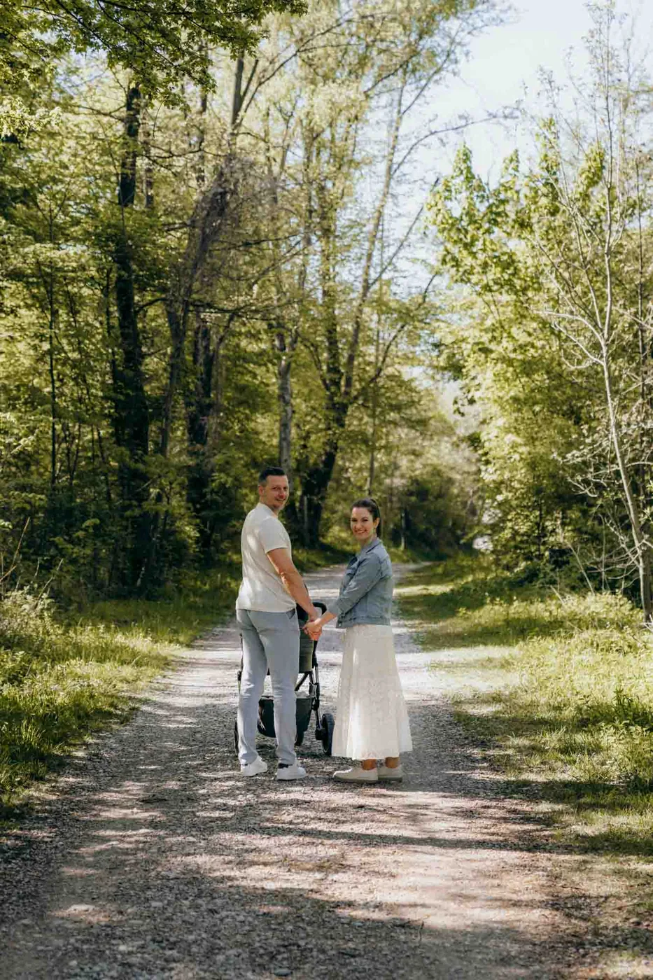 Paarfotos München – Paar mit Kinderwagen im Wald