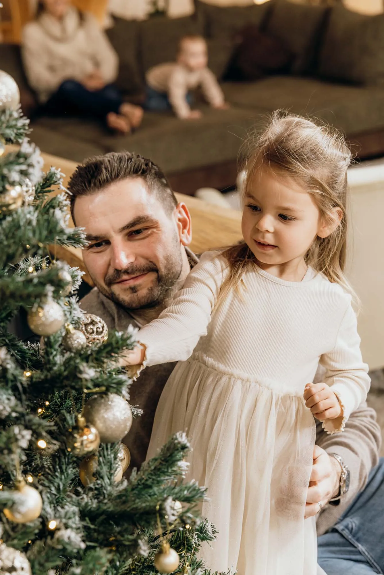 Familie beim weihnachtlichen LoveDays-Shooting