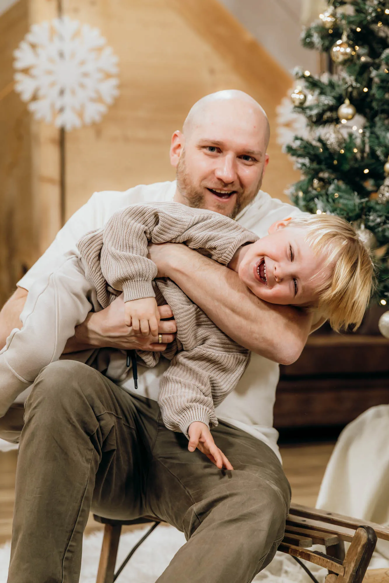 Familie beim weihnachtlichen LoveDays-Shooting