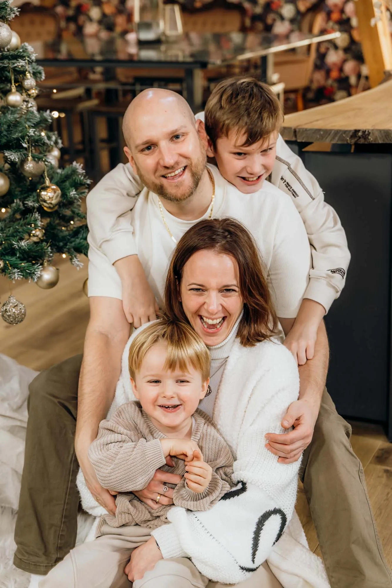 Familie beim weihnachtlichen LoveDays-Shooting
