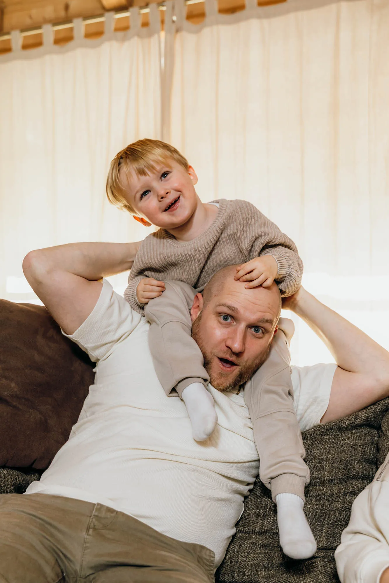 Familie beim weihnachtlichen LoveDays-Shooting