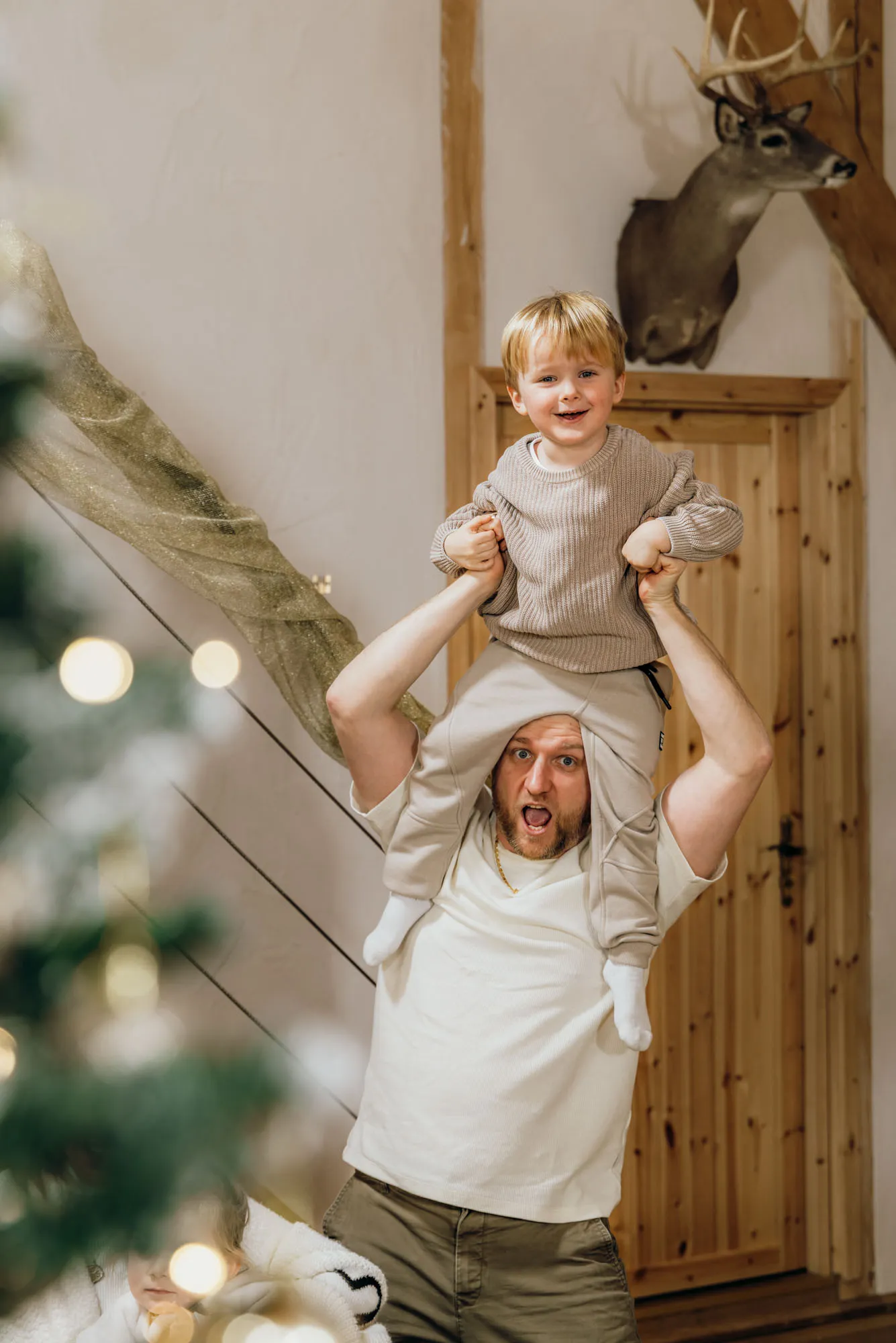 Familie beim weihnachtlichen LoveDays-Shooting