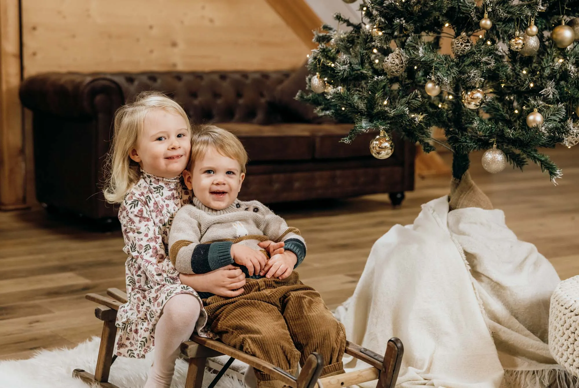 Familie beim weihnachtlichen LoveDays-Shooting